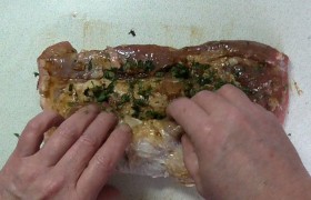 Плотно сворачиваем рулет. Тут, конечно, не помешает дополнительная пара рук, но вполне можно справиться и одной.