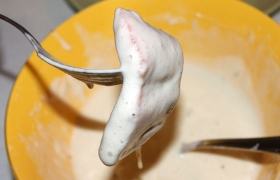 Одной-двумя вилками подцепляем кусок рыбы, обмакиваем в кляр, даем немного стечь тесту и осторожно опускаем во фритюр.