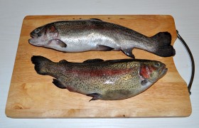 Вот такие 2 охлажденные форели мы выпотрошили, почистили, отделили головы, хорошо промыли.