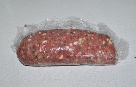 Соединяем края, сжимаем. Отогнув пленку, самым тщательным образом заделываем швы.