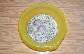 Для льезона взбиваем 2 яйца со сливками. Добавляем соль, Прованские травы, перец и раздавленный чеснок. Складываем филе в миску или контейнер, заливаем льезоном и, закрыв, отправляем в холодильник. В случае, если готовим без маринования, просто взбиваем яйца и добавляем приправы и травы.