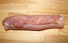 Сворачиваем плотные рулетики, края которых закрепляем зубочистками (деревянными).