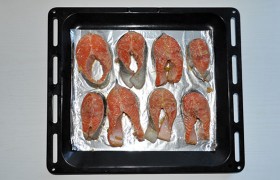 За это время нагревается включенная нами на 200° духовка. Раскладываем стейки на противне или в форме, ставим выше середины духовки на 20-25 минут. 