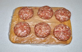 Слегка смачивая ладони, формуем круглые биточки. Мы сделали 6 штук, вы можете слепить биточки поменьше.