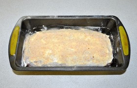 Обмазываем наш рулет сверху и по бокам сметаной, посыпаем панировочными сухарями. 