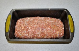 С помощью той же бумаги мягко перекатываем рулет в смазанную маслом форму или на противень.