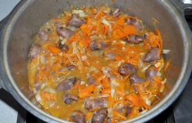 Настало время нарезанного чеснока, посыпания перцем и солью. Перемешиваем, жарим еще 2-3 минутки.