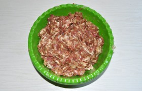 Итак, нарезаем мясо – лучше, конечно, свежее, охлажденное. Либо рубим мелко ножом, либо пропускаем через мясорубку, поставив решетку с самыми крупными отверстиями. Вместе с луком и чесноком. Добавляем для сочности молоко (или воду), приправы, хорошо вымешиваем и отбиваем раз 20.