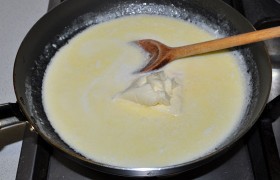 Для соуса сливки вливаем в сковороду, подогреваем на среднем огне, кладем сливочное масло. Добавляем сыр, приправляем перцем, солью, мускатным орехом и травами. Вымешиваем, пока соус станет однородным.