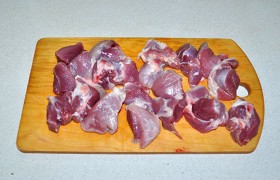 Удаляем кожу, срезаем мясо с костей и нарезаем крупными кусками.