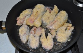 Процесс жарки рыбы таков: сначала  перекаливаем масло  в сковороде на сильном огне, затем снижаем огонь до середины между сильным и средним, выкладываем стейки, жарим каждую сторону примерно по 2-3 минуты до румяной корочки. 