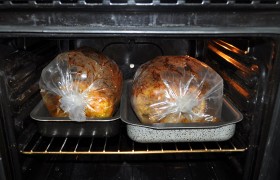 Определяем готовность как привыкли: двузубой вилкой для мяса, деревянной палочкой или зубочисткой протыкаем мясо в самом толстом месте. Если палочка идет легко и выделяется прозрачный сок - готово.