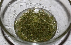 Половину порубленной зелени смешиваем с майонезом, вторую - с 3-4 ст. ложками масла.