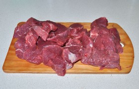 Два яйца ставим варить вкрутую. Вместе с ними отвариваем до полуготовности обе моркови. Нарезаем телятину.