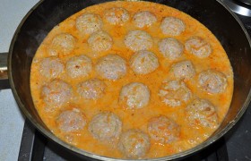 Аккуратно закладываем в соус фрикадельки. Покачиваем несколько секунд сковороду, чтобы они окунулись  в соус. После закипания убираем огонь до небольшого, накрываем сковороду и тушим не больше 10-12 минут, после чего оставляем на выключенной конфорке еще на 5-7 минут.