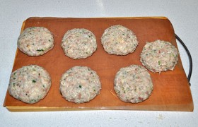 Делим на необходимое количество порций и формуем в ладонях котлеты - довольно крупные и толстые. 