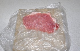 Взяли мы корейку без кости, или вырезку, шею – неважно. Начинаем с мытья мяса и обсушивания бумажными полотенцами. Делим мясо – поперек волокон, конечно – на нетолстые, 12-14 мм пласты, каждый несильно отбиваем , поместив в пакетик.