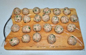 Фарш делим на мелкие порции, формуем, покручивая между ладонями, небольшие шарики весом 25-30 граммов.