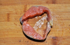 Вот таким образом складываем каждый стейк,  образуя внутри пространство для начинки.