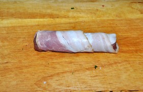 Оставляем кончик полоски внизу. Сковороду смазываем маслом и 4-5минут ждем, пока она накалится на огне между сильным и средним. Кладем чевапчичи. 