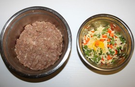 Замороженную зеленую фасоль обливаем кипятком, нарезаем. Сырая морковь в рулете становится вкусно-хрустящей (любим морковь мягкую – отваривае м ее 9-10 минут). Добавляем в начинку еще яичные желтки и крупно тертый сыр, приправляем, перемешиваем.