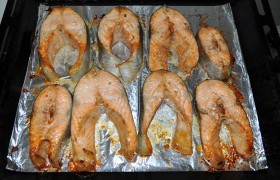 И еще минут на 5-10 оставляем форель постоять после духовки.