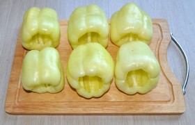 Пока  варится  до полуготовности (10-12 минут) рис, промываем и обсушиваем перцы. Аккуратно вырезаем плодоножки, удаляем перегородки внутри, вытряхиваем семена. Попутно окатываем кипятком надрезанные помидоры, охлаждаем, снимаем кожицу и превращаем в очень мелкие кубики, посыпаем сахаром.