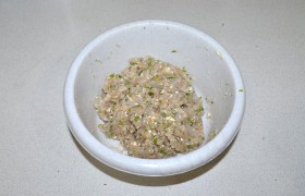 Тщательно вымешиваем. Раз 20-30 отбиваем фарш, поднимая на руке и швыряя в миску, чтобы он стал пластичным, пышным и хорошо лепился.