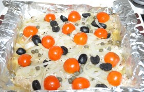 На 25-27 минут ставим на средний уровень духовки, которая уже нагрелась до 220-225°. И наконец вынимаем аппетитно благоухающее блюдо, раскладываем по тарелкам нежное, сочное филе с луком, маслинами, помидорками и вкусной подливкой.