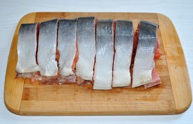 Замороженной горбуше даем оттаять, поместив в холодильник. Далее - как обычно: чистим, потрошим, отрезаем все ненужное, промываем, хорошо обсушиваем и нарезаем поперек кусками толщиной в среднем 25 мм.