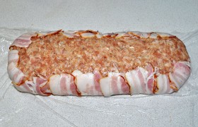 Так же подняв пленкой края рулета, мягким быстрым движением переворачиваем его. Поднимаем и закрепляем концы полосок. 