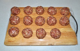 Смачивая ладошки водой, формуем тефтели весом в среднем 60 г (45-50 мм диаметр).