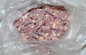 Прибавляем огонь до сильного. Пока масло  раскаляется , насыпаем крахмал в пакет, закладываем сердечки, переворачиваем, трясем – и получаем ровную тонкую панировку. 