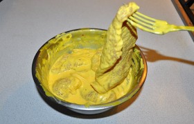 Добавляем соль, перемешиваем отбивные в кляре.