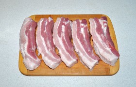 Кусок грудинки промываем, обсушиваем воду, нарезаем ломтями толщиной 20-25 мм.