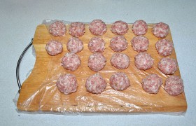 Формуем из подготовленного фарша небольшие фрикадельки, примерно 3 см в диаметре.