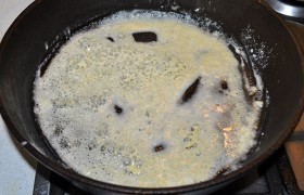 А мы пока готовим вкуснейший соус. Распускаем в сковороде, поставленной на средний огонь, сливочное масло. Берем маленькое ситечко и с его помощью рассеиваем муку – тогда она не будет браться комочками. Помешиваем, пока мука поджаривается до светло-кремового цвета.