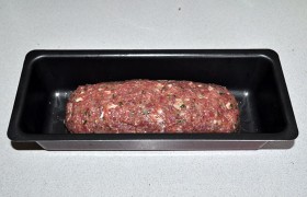 И с той же пленки осторожно перекатываем рулет в форму. Заделанный нами шов должен остаться снизу. Сверху поливаем растопленным сливочным маслом. Ставим в духовку при 200-210°.