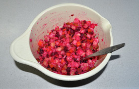 Складываем все продукты в миску, поливаем заправкой, перемешиваем. Пробуем на вкус - возможно, понадобится немного соли. Винегрет готов, но лучше дать ему полчасика постоять, набрать вкуса.