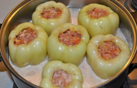 Эту ароматную начинку раскладываем в перцы и ставим их вертикально в кастрюлю. Впрочем, можно тушить их и в лежачем положении. Для заливки соединяем сметану, кетчуп, соль и перец, разводим достаточным количеством горячей воды, которая должна доходить не менее, чем до 2/3 высоты перцев. Тушим перцы 30-40 минут, под крышкой, огонь - небольшой.