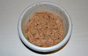 Для таких фрикаделек важно тонко перемолоть мясо, так что не менее 2 раз перемалываем его куски в мясорубке (поставив решетку с мелкими отверстиями), или добавочно измельчаем ручным блендером. Перемалываем вместе с мясом и лук, и овсяные хлопья (или замоченный хлеб). Кладем горчицу, яйцо, мелко рубленную петрушку, немного молока или воды, перчим и солим, до однородности вымешиваем и отбиваем .