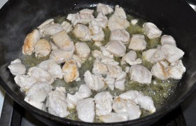 Растительное масло в тяжелой просторной сковороде перекаливаем (включив сильный огонь), кладем масло сливочное, лопаткой смешиваем, выкладываем кусочки мяса. Буквально 2-3 минуты помешиваем и переворачиваем, пока все стороны мясных кусочков станут белыми и начнет выделяться сок. Выкладываем в казан (толстостенную кастрюлю).