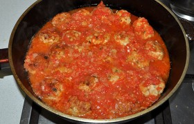 Заливаем фрикадельки соусом сальса, накрываем и на слабом огне тушим 10 минут.