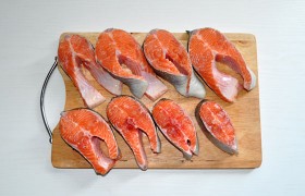 И нарезаем основательными, толщиной не менее 30-35 мм стейками.