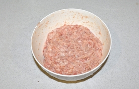 Вся эта масса жидковата для тефтелей, потому 3-5 минут вымешиваем ее руками и  отбиваем .