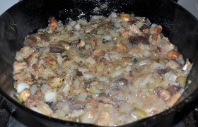 Пока греется на среднем огне сковорода с растительным маслом, шинкуем средним кубиком луковицу и нарезаем грибы ( шампиньоны или лесные). 3-4 минуты жарим отдельно лук, затем добавляем в сковороду грибы и продолжаем жарить 5-6 минут, чтобы выпарилась излишняя жидкость.