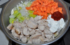 Добавляем нарезанные овощи, сметану и томатную пасту, перчим и солим, вливаем воды – столько, сколько хотим получить вкусной подливки, но не менее ¾ высоты продуктов. Мы добавили ложечку Прованских трав и немного приправы к мясу – вы можете положить на свой вкус.