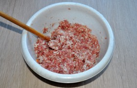 Как раз поспел рис, и мы смешиваем его с мясным фаршем, не забыв посолить и поперчить.