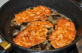 За 1-1,5 часа до готовки ставим контейнер на стол – мясу надо согреться. Лук вынимаем, посыпаем отбивные солью и перемешиваем в маринаде. Жарим отбивные в  перекаленном масле : минуту – одну сторону, переворачиваем, через полминуты снижаем огонь почти до среднего, продолжаем жарку еще примерно минуту-полторы. Отбивные легко проверить на готовность: когда они прожарились, то зубочистка легко, не испытывая препятствия, протыкает их. 