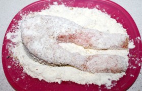 Следом панируем в муке, стараясь не растерять орешки.